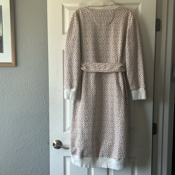 UGG Karoline leopard print robe, cream and tan with cozy Sherpa lining and tie - Picture 2 of 7